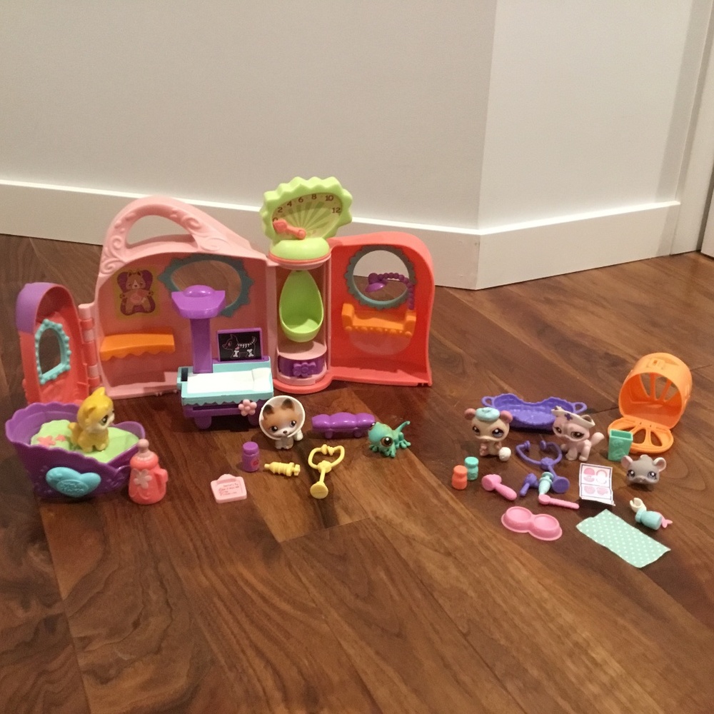 Littlest Pet Shop Get Better Center & Caring Clinic
